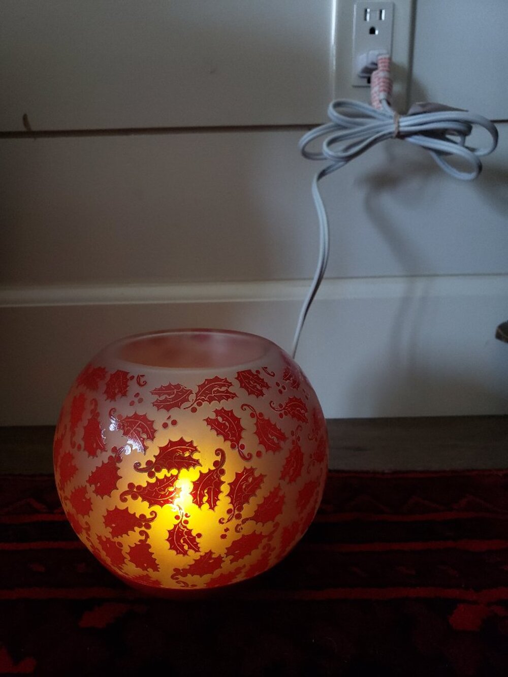 PartyLite ScentGlow Warmer | Holiday Glow | wax melt red holly leaves frosted